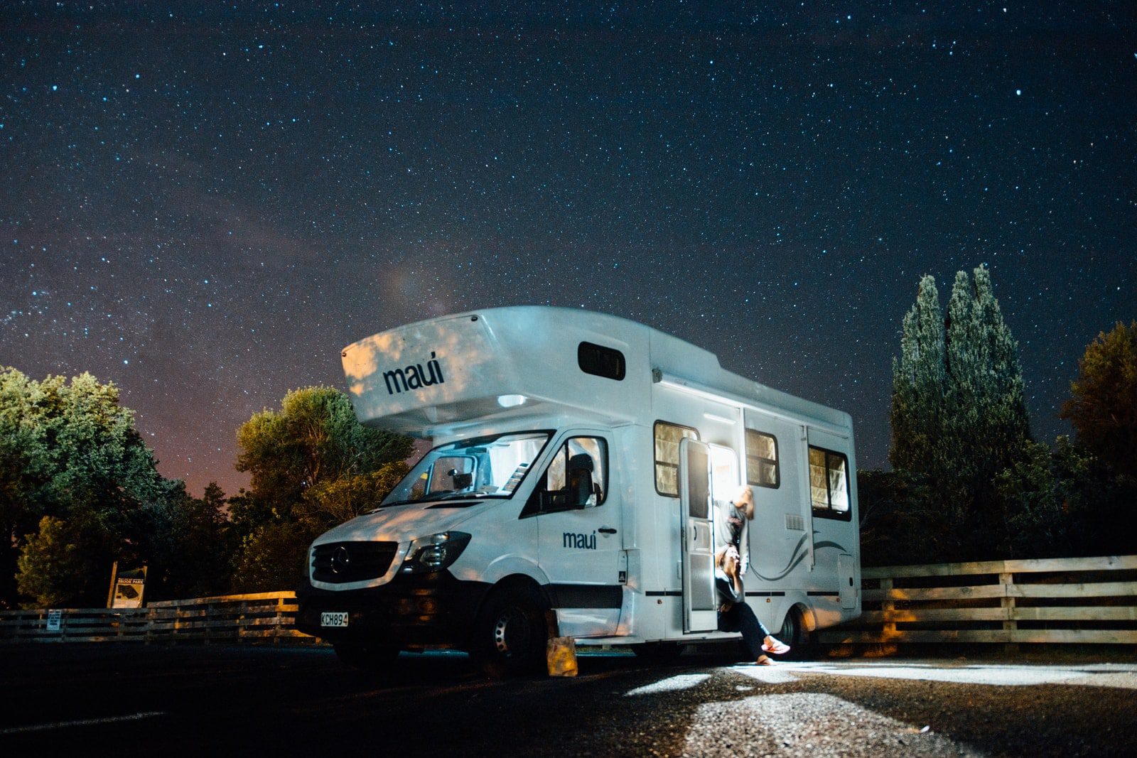 photo camping car la nuit