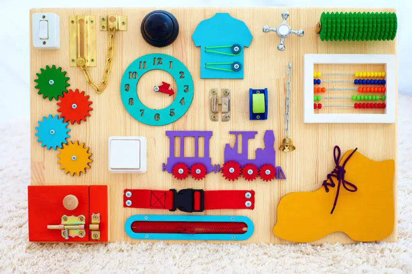 Choisir un busy board pour son enfant : quels éléments prendre en compte ? 1 Choisir un busy board pour son enfant : quels éléments prendre en compte ? 1