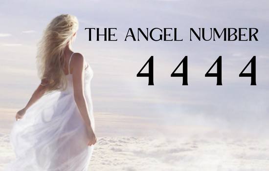 numéro d'ange 4444 et spiritualité - femme dans les nuages