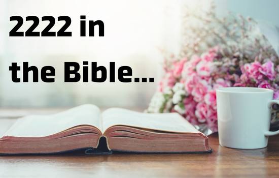 signification biblique du numéro d'ange 2222 - bible ouverte avec une tasse de café