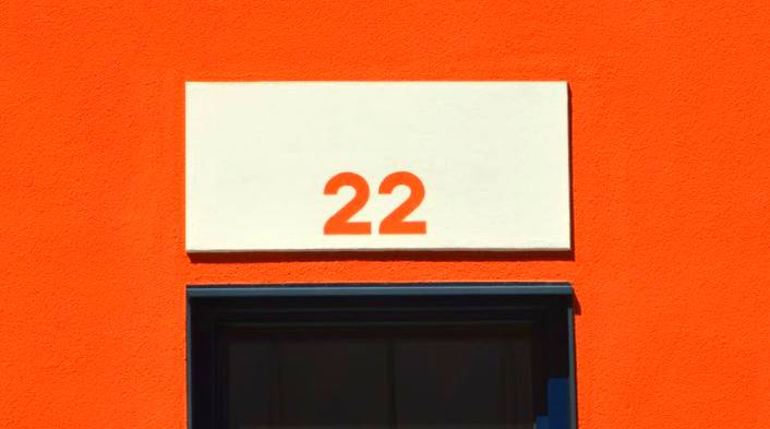 maître numéro 22 et manifestation - mur orange