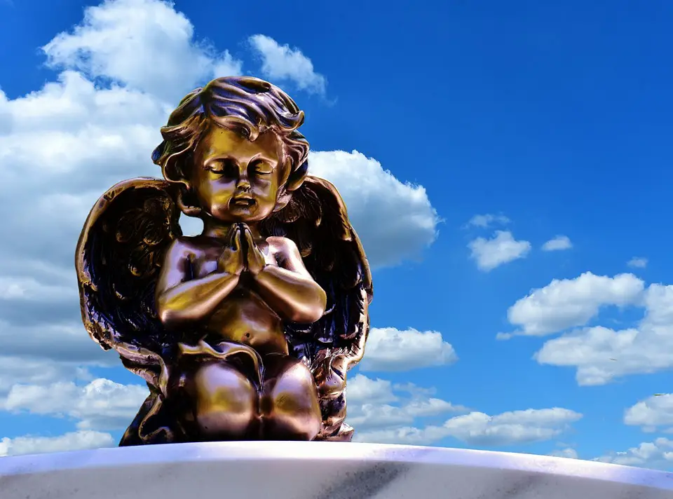 1001 nombre d'anges - statue de chérubin sur fond de ciel bleu