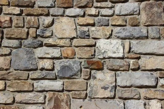 Comment couvrir un mur en pierre ?
