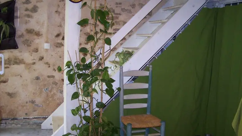 Comment faire tenir un rideau sous un escalier ?