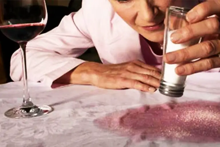Comment enlever une tache de vin ancienne ? MamanSanta