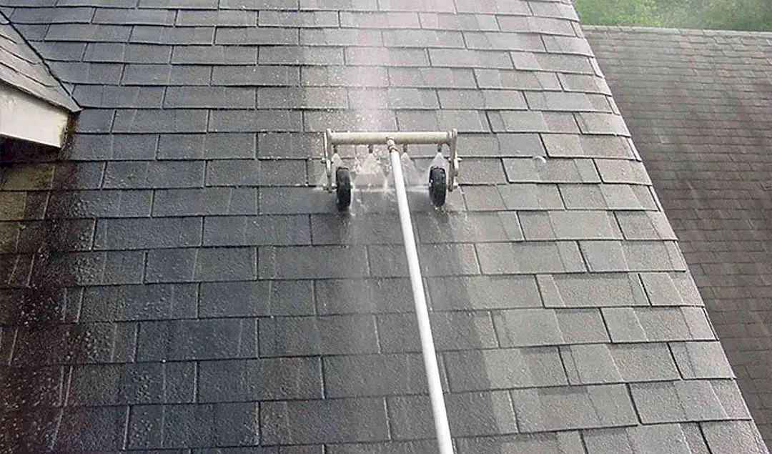 Comment nettoyer une toiture sans monter sur le toit ?