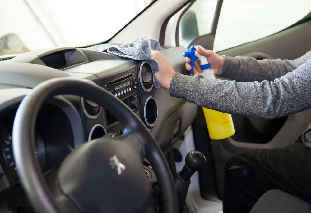 Quel produit utiliser pour nettoyer l’intérieur d’une voiture ? 1